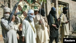  په قبايلي ضلعو کې پرله پسي امنيتي پېښو او بيا دغه شان بنديزونو پوهان اندېښمن کړي دي. انځور له ارشيفه