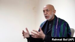 حامد کرزی وايي، د ښځو او سړیو اوږه په اوږه کار د هېواد د پرمختګ لامل کېدای شي - پخوانی انځور. 