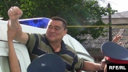Журналист Есергеповду милиция тергөө абагынан сотко алып баратат. Тараз, 8-август, 2009-ж.