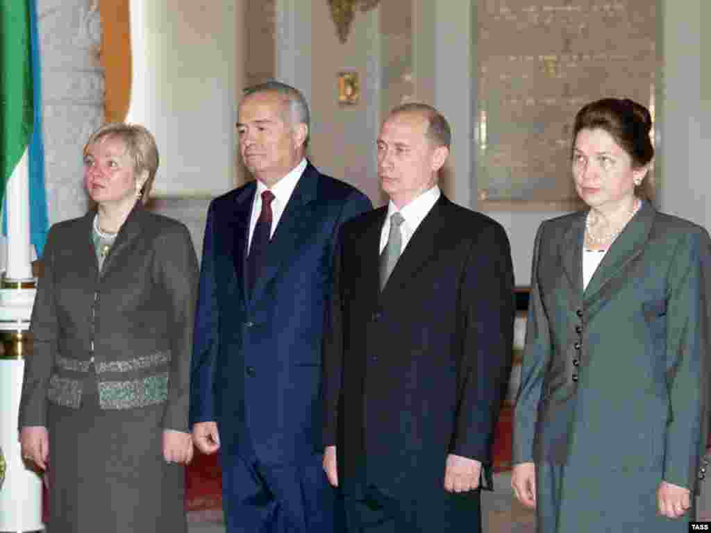 Lyudmila Putina (left), Uzbek President Islam Karimov, Russian President Vladimir Putin, and Tatiana Karimova at the Kremlin in May 2001