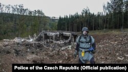 Піротехнік оглядає місце після вибуху в 2014 році. Існує «обґрунтована підозра щодо ролі членів російської військової розвідки… у вибуху», заявив прем’єр-міністр Чехії Андрей Бабіш