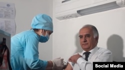  Замминистра здравоохранения РТ Самариддин Алиев одним из первых вакцинировался от коронавируса.