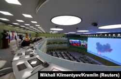 Фото 2018 року. Президент Росії Володимир Путін (п'ятий зліва) спостерігає за випробуваннями російської гіперзвукової ракетної системи «Авангард», яка може нести ядерні та звичайні боєголовки