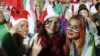 یکی از معدود حضورهای زنان در ورزشگاه آزادی برای تماشای بازی ایران و پرتغال در جام جهانی از طریق تلویزیون- روز چهارم تیر ۱۳۹۷