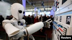 Гуманоїдний робот AILA (легкий андроїд зі штучним інтелектом),створений Німецьким дослідницьким центром штучного інтелекту керує комутаційним щитом на комп'ютерному ярмарку CeBit у Ганновері. 5 березня 2013 року