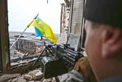 Оборонець Донецького аеропорту на позиції. ДАП, жовтень 2014 року. Фото Сергія Лойка