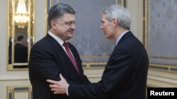 Роб Портман (л) і президент України Петро Порошенко (п), Київ, 9 квітня 2015 року