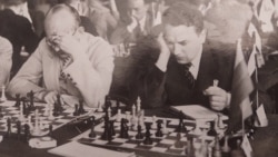 Владимир Петров (справа) на шахматной олимпиаде в Варшаве, 1935 г.