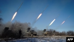 «Гради» контрольованих Росією угруповань обстрілюють місто Дебальцеве 18 лютого 2015 року: це останній день операції з оборони міста, яка завершилася оточенням українських сил та загибеллю понад ста українських військових