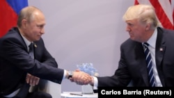 Президент США Дональд Трамп тисне руку російському президенту Володмиру Путіну під час їхньої першої зустрічі в липні 2017 року під час саміту «Групи двадцяти» у Гамбурзі