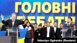Ukrainian President Petro Poroshenko (left) and comedian Volodymyr Zelenskiy face off at the debate on April 19.