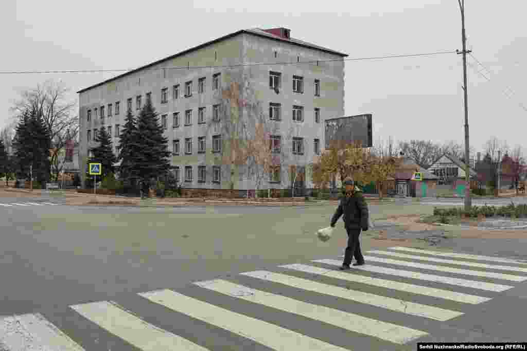 Порожні вулиці Покровська. Зустрічаємо пана Василя, йому 81 рік. &laquo;Поки що є електроенергія, вмикаємо обігрівачі, є 11 градусів. Це що, тепло? Це ще морозів не було. А якщо будуть морози, то вся система у підвалах перемерзне. Ні води, ні тепла. У мене знайомі поїхали до Дніпропетровської області. Мучаться бідні скрізь. Нікому непотрібний народ. Йде боротьба за територію, а не за людей. Мені 81 рік. І я так думаю, якщо наведуть порядок (росіяни), приведуть, ось це тепло, газ і таке інше, мабуть, багатьом буде, &ndash; я сильно відвертий, &ndash; але, напевно, багатьом буде один хрін. Аби прожити&raquo;