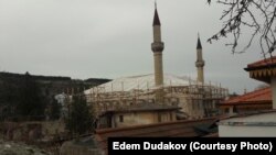 The fact that the Khan's Palace is being restored by a firm which seems to have very little experience with historical renovations has caused a lot of disquiet among conservationists.