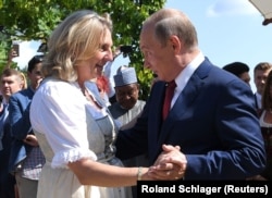 Очільник Росії Володимир Путін танцює з очільницею МЗС Австрії Карін Кнайсль на її весіллі, 18 серпня 2018 року