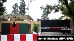 په پاکستان کې د طالبانو تر واک لاندې د افغانستان سفارت په بیان کې د افغانانو پر نیولو اندېښنه ښوولې ده. 