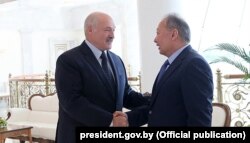 Президент Беларуси Александр Лукашенко (слева) и бывший президент Кыргызстана Курманбек Бакиев во время встречи во Дворце Независимости. Минск, август 2019 года.