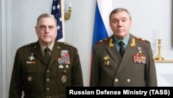 U.S. Chairman of the Joint Chiefs of Staff Gen. Mark Milley (left) and his Russian counterpart Valery Gerasimov (file photo)