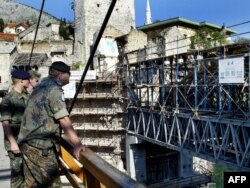 Njemački vojnici posmatraju ostatke Starog mosta u Mostaru, jul 2003.