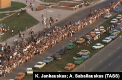 Учасники акції «Балтійський шлях» у Литві. Вільнюс, 1989 рік