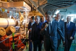 Президент Росії Володимир Путін і виконавчий директор «Газпрому» Олексій Міллер оглядають роботу над проектом «Турецький потік» у Чорному морі поблизу Анапи, 23 червня 2017 року