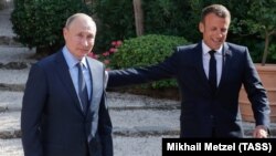 Франції. Борм-ле-Мімоза. Президент Росії Володимир Путін та президент Франції Емманюель Макрон (ліворуч) під час зустрічі на території форту Брегансон - офіційної резиденції президента Франції на півдні країни. 19 серпня 2019 року