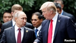 Putin (left) and Trump at the APEC summit in Vietnam in 2017.