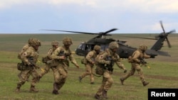 Iskrcavanje britanskih vojnika iz američkog vojnog helikoptera tokom NATO-ove vojne vježbe Wind Spring 15 u Rumuniji (fotoarhiv)