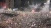 Demonstanti optužuju vlast da je na protestu 15. marta na Slaviji upotrebila nedozvoljeno oružje "zvučni top", što predstavnici vlasti demantuju. 