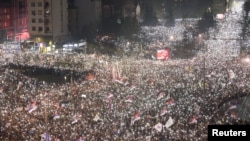 Demonstanti optužuju vlast da je na protestu 15. marta na Slaviji upotrebila nedozvoljeno oružje "zvučni top", što predstavnici vlasti demantuju. 