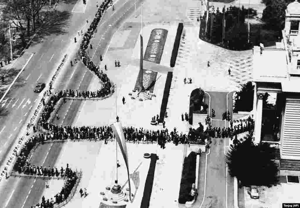 Lines lead into Belgrade’s parliament building in May 1980, where Tito’s body lay in state after his death on May 4.