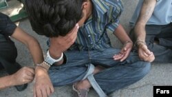 بيشترين جمعيت مصرف کننده مواد مخدر در ايران، در محدوده سنی ۱۸ تا ۳۰ سال قرار دارند. (عکس: فارس)