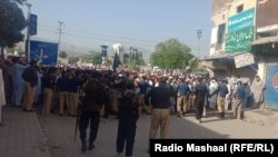 پولیس وايي، نيول شوي کسان د څه ډول سياسي يا مذهبي ګوند يا له مدرسې سره تړاو نه لري.