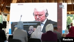 Preživjele žrtve genocida u Srebrenici prate izricanje presude Ratku Mladiću, 8. juni 2021. 
