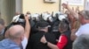 Полицијата интервенираше за да ги растера студентите и граѓаните од протестот пред Факултетот за спорт и физичко образование во Нови Сад, 28 април 2025 