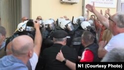 Полицијата интервенираше за да ги растера студентите и граѓаните од протестот пред Факултетот за спорт и физичко образование во Нови Сад, 28 април 2025 