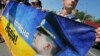 Українські активісти тримають плакат «Україні потрібна Надія»
