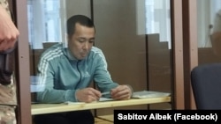 Азаматтық белсенді, "Алға, Қазақстан!" саяси партиясын құрушы бастамашыл топтың мүшесі Асанәлі Сүйеубаев сот залында.