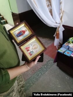 Ікона Покрови Богородиці та ікона Святого Миколая, передані капеланами на передову. Літо 2019 року