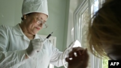 A doctor takes a blood test at a regional medical AIDS center in Russia. (file photo)