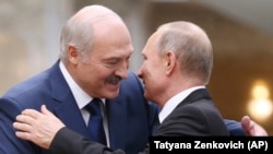 Aleksandr Lukaşenko și Vladimir Putin, în 2017, la Minsk.