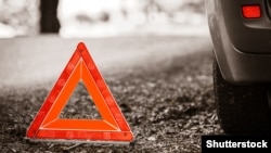 За попередніми даними, водій здійснив різке гальмування, через що він не впорався з керуванням та виїхав у крайню праву смугу для руху, де здійснив наїзд на військового