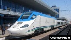 Поезд Talgo на вокзале в Узбекистане.