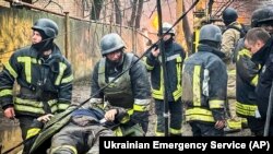 Фотографија од Украинската служба за итни случаи - Спасувачите му помагаат на својот колега повреден за време на руски напад во Одеса, Украина, петок, 15 март 2024 година