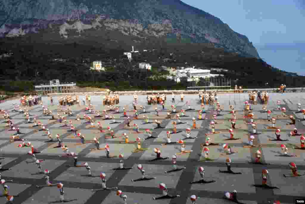 An athletic performance at Artek in the summer of 1977.Early attendees of the camp were subject to "fiery speeches" from leftist speakers, including German communist Klara Zetkin. More innocent sessions of athletics, theater performances, and hiking trips kept the camp popular for its young clientele.