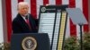 АҚШ президенті Дональд Трамп шетелден келетін тауар түрлеріне баж салығын салу туралы кестені көрсетіп тұр. Ақ үй, Вашингтон, 2 сәуір, 2025 жыл.