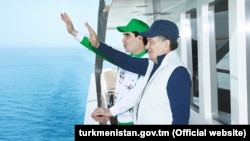 Президенты Туркменистана и Узбекистана Гурбангулы Бердымухамедов и Шавкат Мирзиёев, Аваза, 2017 