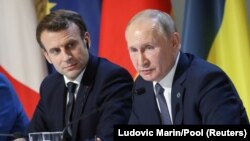 Dvojica lidera imala su telefonski razgovor koji je trajao blizu dva sata: Emanuel Makron (levo) i Vladimir Putin