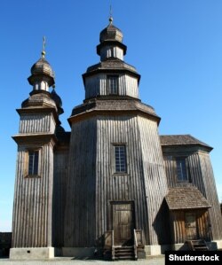 Георгіївська церква в селищі Седневі на Чернігівщині. Збудована не пізніше 1747 року, за переказами – ще у XVII столітті. Цінна історико-архітектурна пам'ятка; рідкісний зразок монументальних дерев'яних споруд на Лівобережжі України періоду бароко. Архівне фото (до масштабного вторгнення Росії до України)