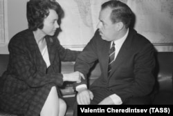 Greville Wynne is visited by his wife at the Supreme Court in Moscow on May 15, 1963.