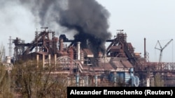 Дим над металургійним комбінатом «Азовсталь», де тримали оборону українські бійці. Маріуполь, 25 квітня 2022 року
